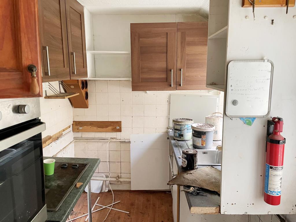 Lot: 4 - TERRACE HOUSE IN NEED OF REFURBISHMENT - Rear kitchen with door to garden